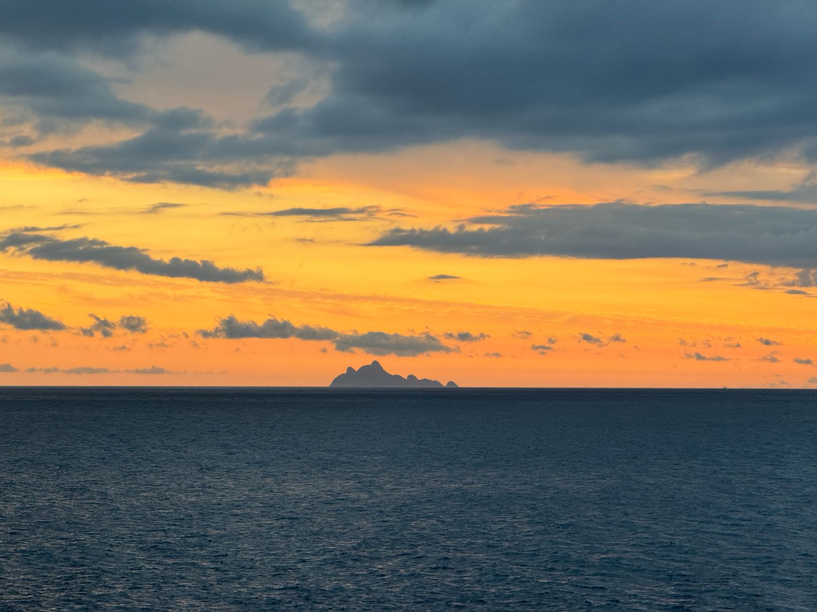 Por do sol visto do mar